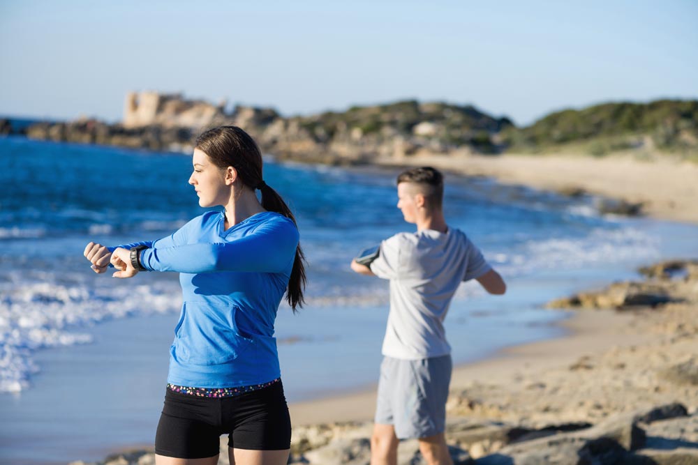 laguna-shores-recovery-six-Tips-If-You’re-Starting-A-New-Job-After-Rehab-photo-of-a-man-and-woman-doing-exercise-near-the-ocean